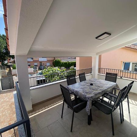 Family Beach Apartments Peroj Luaran gambar
