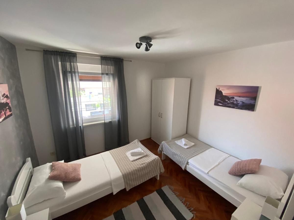 Family Beach Apartments Peroj Luaran gambar