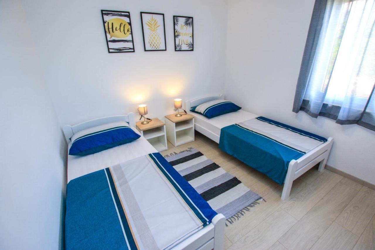 Family Beach Apartments Peroj Luaran gambar