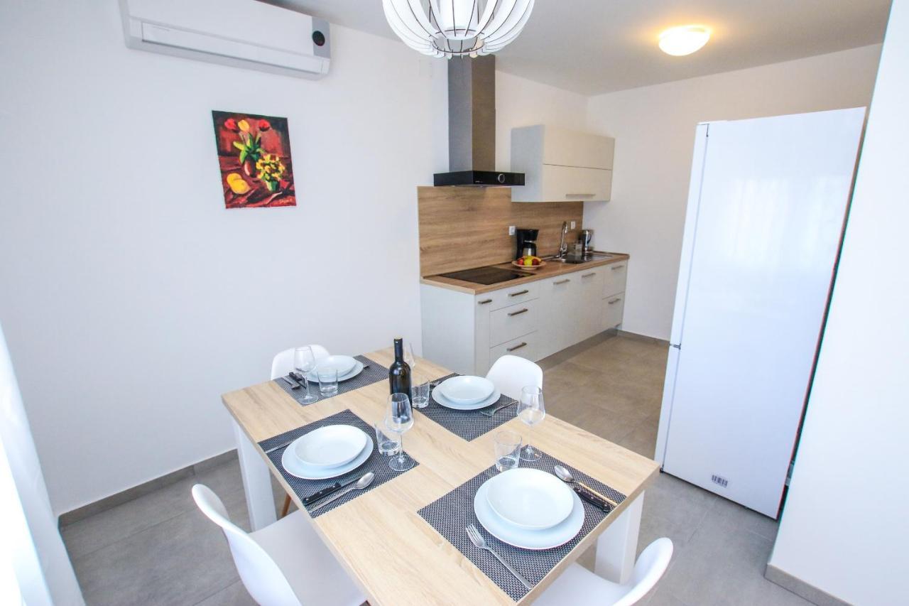 Family Beach Apartments Peroj Luaran gambar
