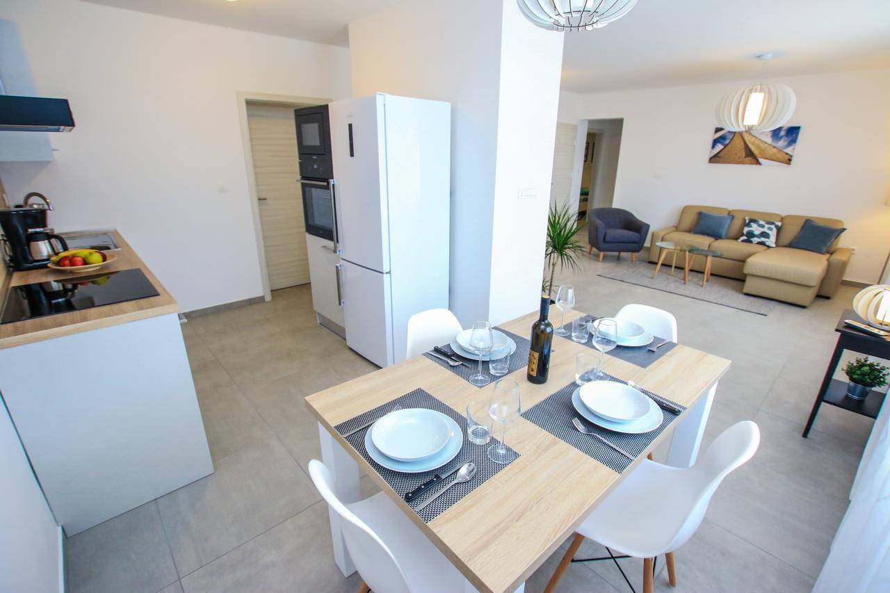 Family Beach Apartments Peroj Luaran gambar