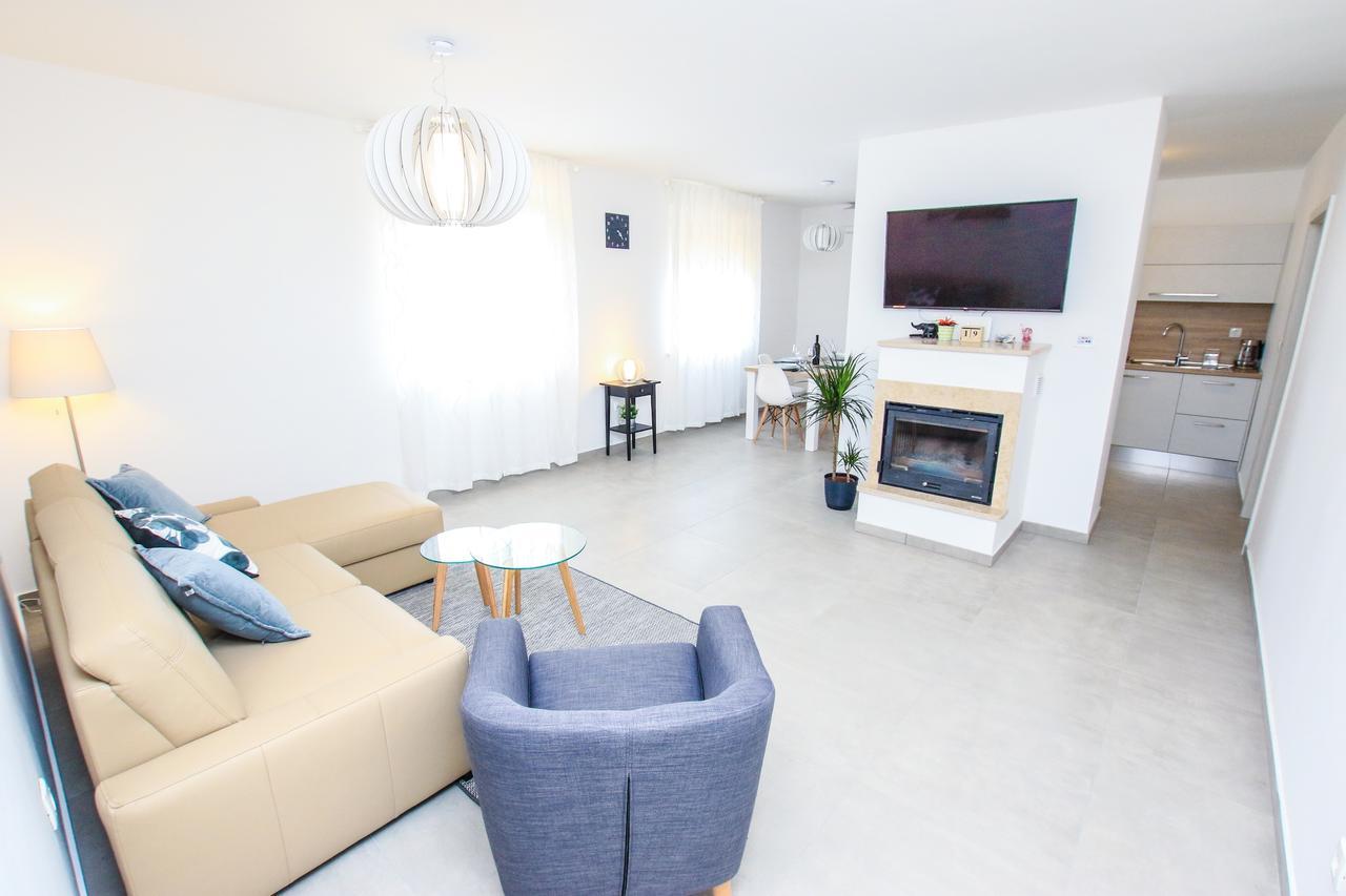 Family Beach Apartments Peroj Luaran gambar
