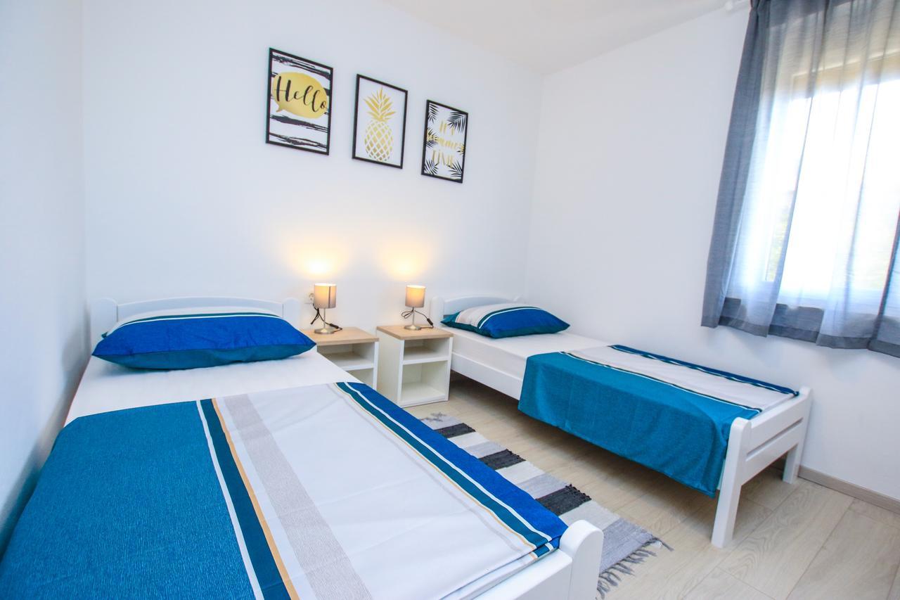 Family Beach Apartments Peroj Luaran gambar