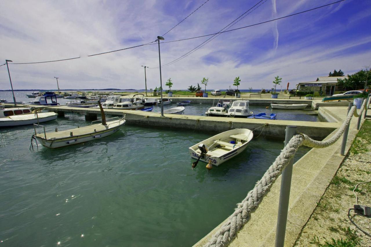 Family Beach Apartments Peroj Luaran gambar