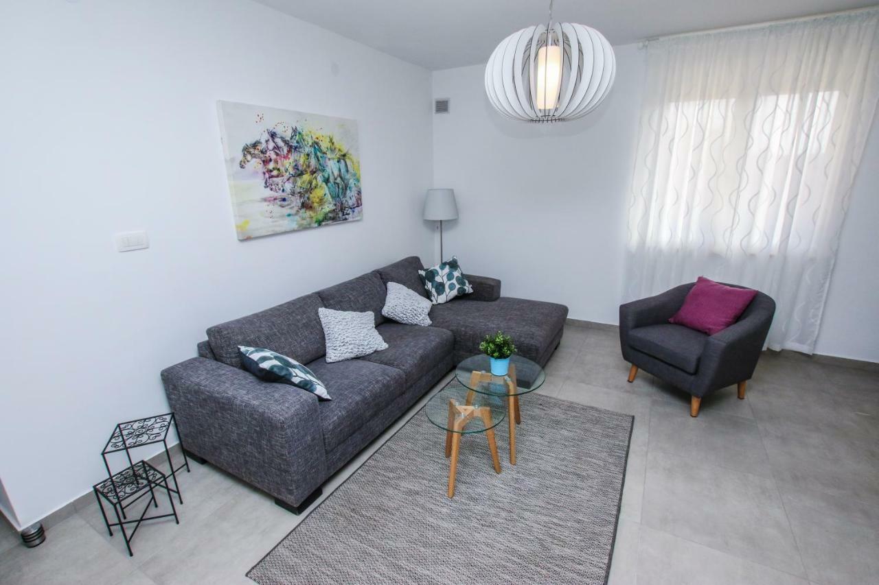 Family Beach Apartments Peroj Luaran gambar